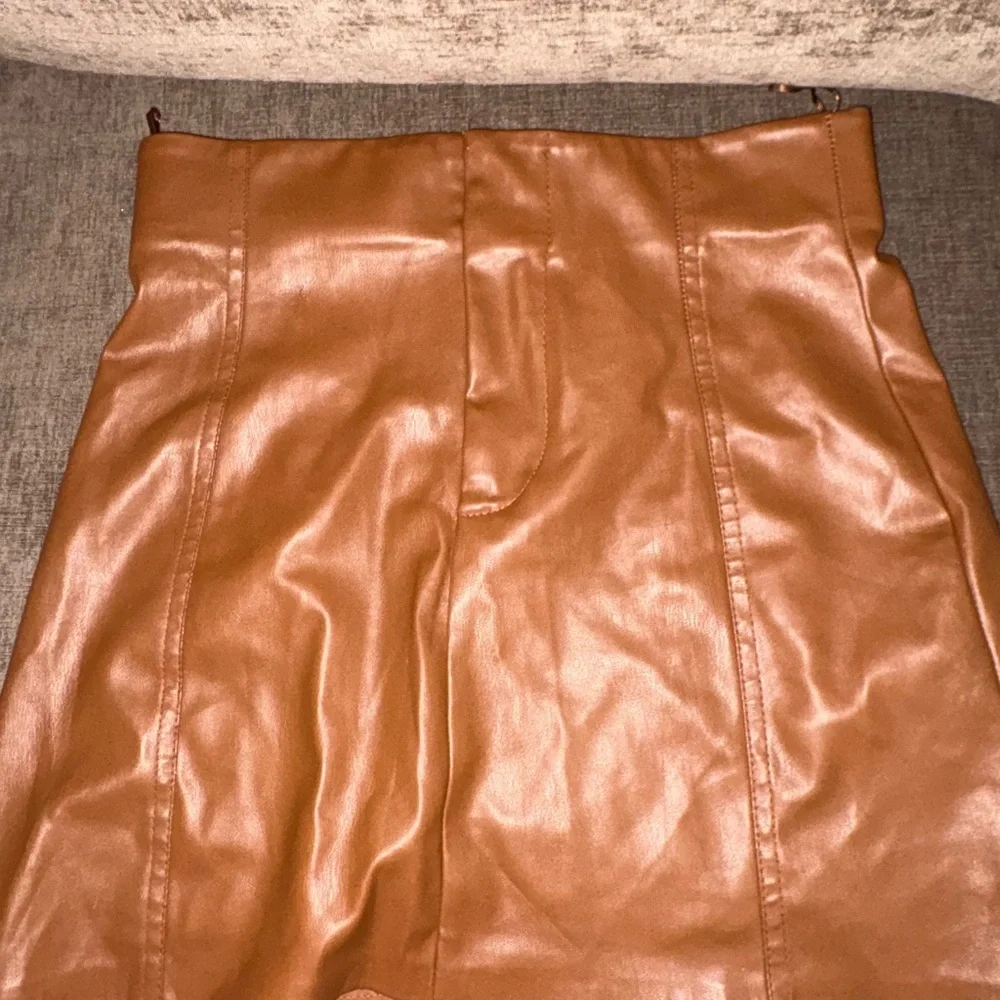 Zara Faux Leather Mini Skirt Caramel Brown High-Waist Chic Luxury Look - Picture 2 of 6